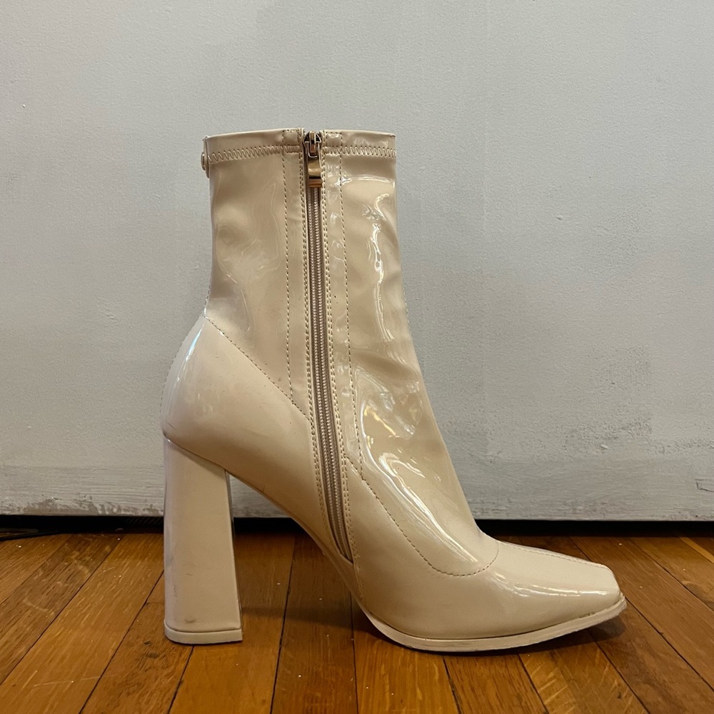 AZALEA WANG chunky heel ankle bootie in off white